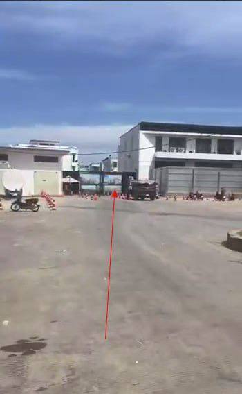 柬埔寨磅湛省8号公路旁的 8号公馆园区,幸运烘焙蛋糕店,楼上有一家黑公司