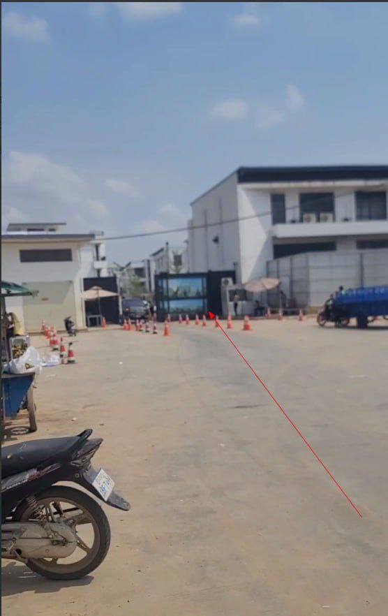 柬埔寨磅湛省8号公路旁的 8号公馆园区，幸运烘焙蛋糕店，楼上有一家黑公司